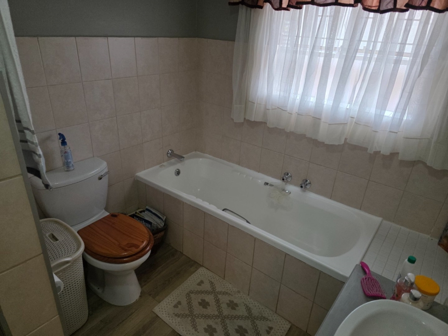 2 Bedroom Property for Sale in Langenhovenpark Free State